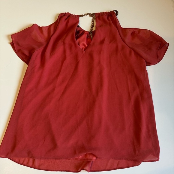 Charlotte Russe Red Flutter Sleeve Blouse with Cut Out and Gold Chain - Picture 6 of 6